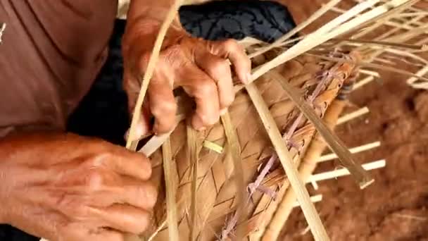 Artesã Cesta Bambu Enquanto Faz Seu Trabalho Lugar Batang Jawa — Vídeo de Stock