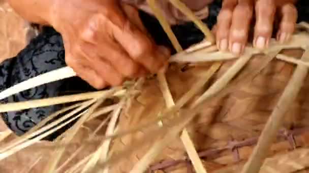Artesã Cesta Bambu Enquanto Faz Seu Trabalho Lugar Batang Jawa — Vídeo de Stock