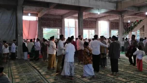 Muslimové Při Provádění Eid Adha Mešitě Batang Central Java Indonésie — Stock video