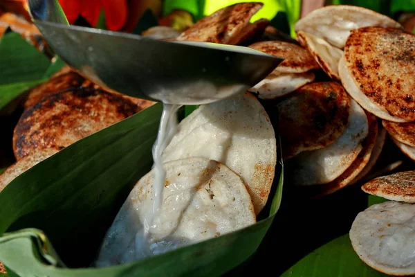 Serabi коор. Традиційна яванська десертна закуска з млинців — стокове фото