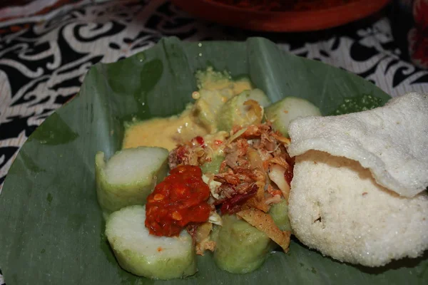 Ketupat atau Lontong Sayur adalah masakan Indonesia yang terbuat dari beras dan sayuran — Stok Foto