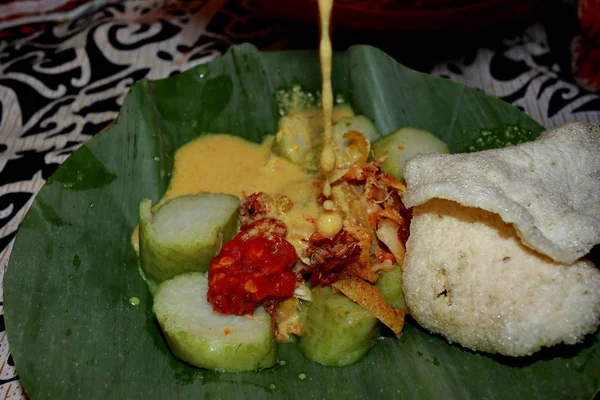 Ketupat eller lontong sayur är en indonesisk specialitet gjord av ris och grönsak — Stockfoto