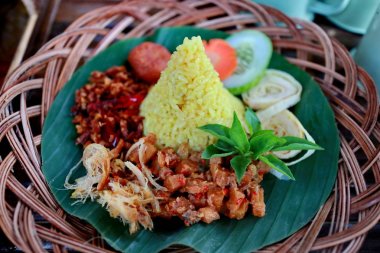  Nasi Kuning. Çeşitli yan yemekler ile Cava zerdeçal pirinç