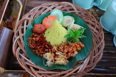  Nasi Kuning. Çeşitli yan yemekler ile Cava zerdeçal pirinç