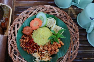  Nasi Kuning. Çeşitli yan yemekler ile Cava zerdeçal pirinç