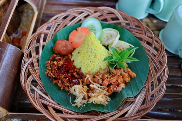 Nasi Kuning. Beras kunyit Jawa dengan berbagai macam lauk — Stok Foto