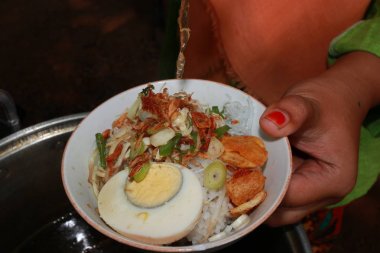 Soto ayam, körili tavuk çorbası. Endonezya gıda incelik