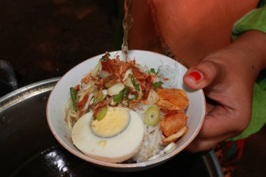 Soto ayam, körili tavuk çorbası. Endonezya gıda incelik