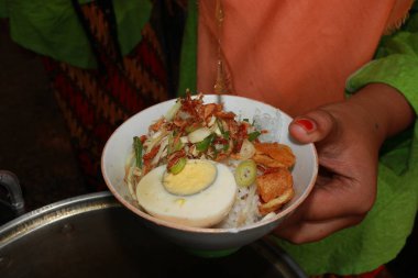 Soto ayam, körili tavuk çorbası. Endonezya gıda incelik