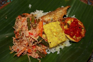  Urap (pişmiş / haşlanmış sebze karışık şeklinde salata yemeği