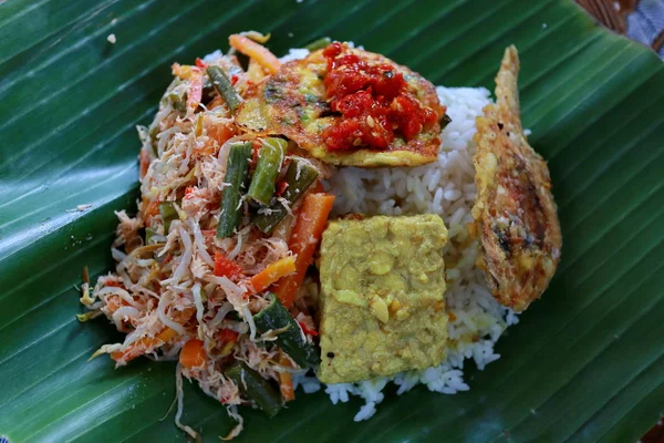 Urap (hidangan salad dalam bentuk sayuran yang dimasak / direbus dicampur — Stok Foto