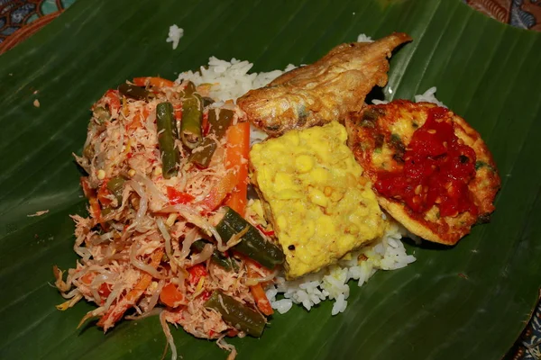 Urap (hidangan salad dalam bentuk sayuran yang dimasak / direbus dicampur — Stok Foto