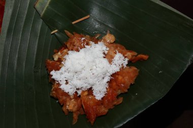 Sawut, palmiye şekeri ile karışık rendelenmiş manyok yapılan geleneksel bir aperatif ve daha sonra buğulama, rendelenmiş hindistan cevizi ile yenen