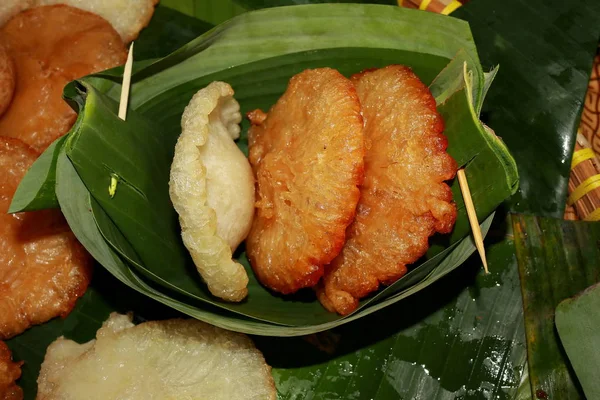 Vista de perto de vários sabores de 'kue cucur gula merah' — Fotografia de Stock