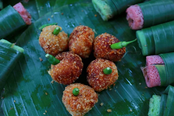 Kroket Ayam Kentang Dan Kroket Keju Dengan Cabai — Stok Foto