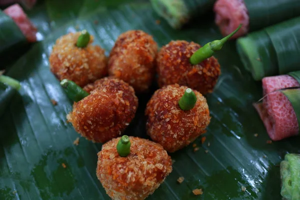 Kroket Ayam Kentang Dan Kroket Keju Dengan Cabai — Stok Foto