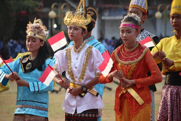 Sebuah Parade Kostum Budaya Tradisional Oleh Kaum Muda Pada Upacara — Stok Foto