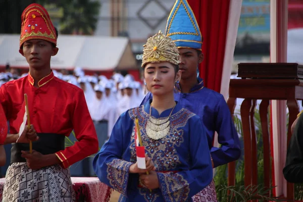 Défilé Costumes Culturels Traditionnels Par Les Jeunes Lors Cérémonie Anniversaire — Photo