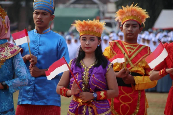 Desfile Trajes Culturais Tradicionais Por Jovens Cerimônia Aniversário 74Th Republic — Fotografia de Stock