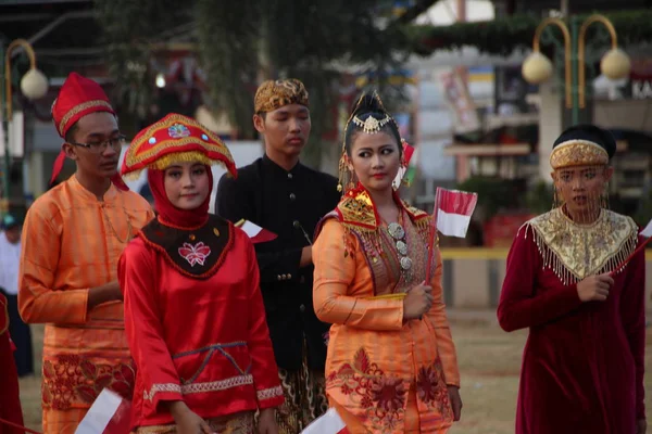 Sebuah Parade Kostum Budaya Tradisional Oleh Kaum Muda Pada Upacara — Stok Foto