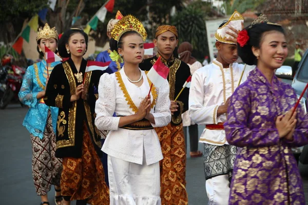 2019年8月17日 印度尼西亚中爪哇省巴当印度尼西亚 在印尼第74共和国周年庆典上 年轻人的传统文化服饰游行 — 图库照片
