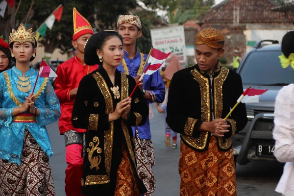 Desfile Trajes Culturales Tradicionales Los Jóvenes Ceremonia Del Aniversario República — Foto de Stock