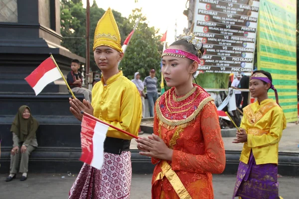 Sebuah Parade Kostum Budaya Tradisional Oleh Kaum Muda Pada Upacara — Stok Foto