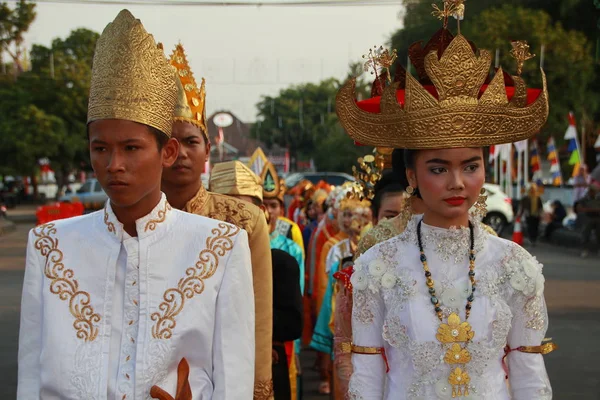 Sebuah Parade Kostum Budaya Tradisional Oleh Kaum Muda Pada Upacara — Stok Foto