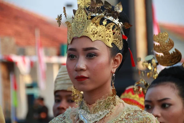 Sebuah Parade Kostum Budaya Tradisional Oleh Kaum Muda Pada Upacara — Stok Foto