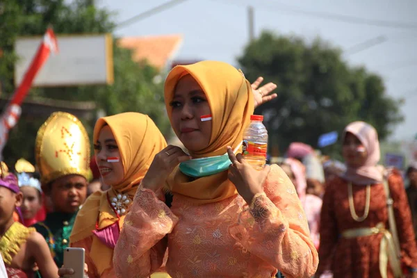 Sebuah Parade Kostum Budaya Tradisional Oleh Kaum Muda Pada Upacara — Stok Foto