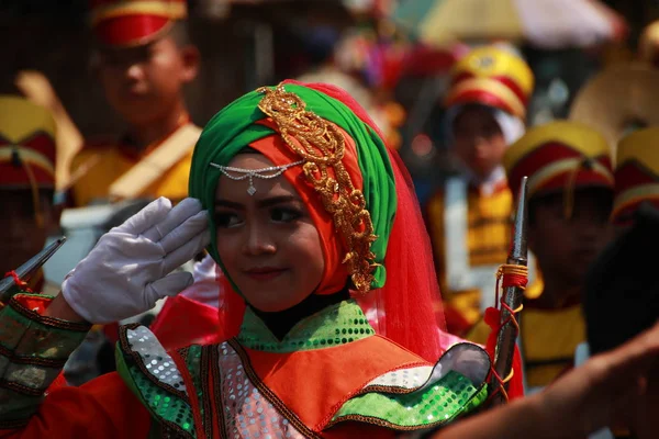 Parad Traditionella Kulturella Kostymer Unga Människor 74Th Republiken Indonesien Årsdagen — Stockfoto