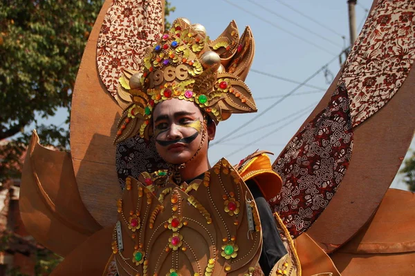 Eine Parade Traditioneller Kultureller Trachten Von Jungen Menschen Bei Der — Stockfoto