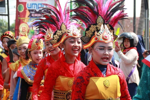 Parad Traditionella Kulturella Kostymer Unga Människor 74Th Republiken Indonesien Årsdagen — Stockfoto