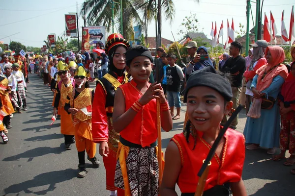 Парад Традиционных Культурных Костюмов Молодежи Годовщине Республики Индонезия Батанг Индонезия — стоковое фото