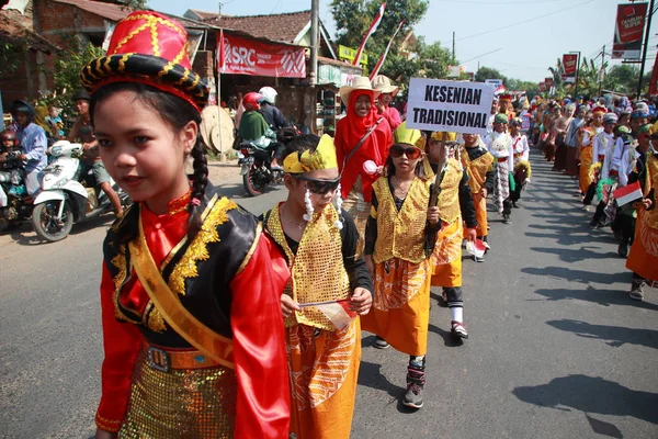 Μια Παρέλαση Παραδοσιακών Πολιτιστικών Στολών Από Τους Νέους Στην Επέτειο — Φωτογραφία Αρχείου