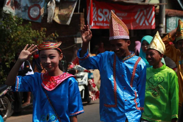 印度尼西亚中爪哇省巴当印度尼西亚第74共和国周年庆典上 年轻人的传统文化服饰游行 — 图库照片