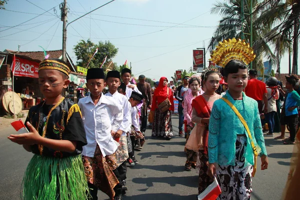 Parad Traditionella Kulturella Kostymer Unga Människor 74Th Republiken Indonesien Årsdagen — Stockfoto