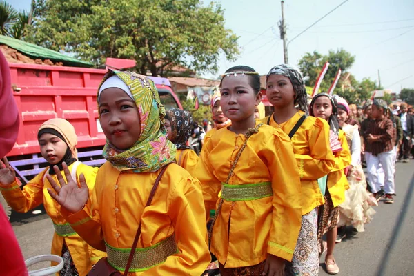 Endonezya Cumhuriyeti Yıldönümü Töreninde Gençler Tarafından Geleneksel Kültürel Kostümlerin Bir — Stok fotoğraf