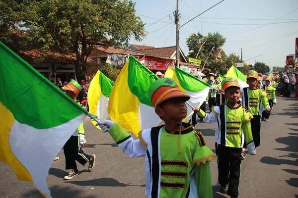 Een Parade Van Traditionele Culturele Kostuums Door Jongeren 74E Republiek — Stockfoto