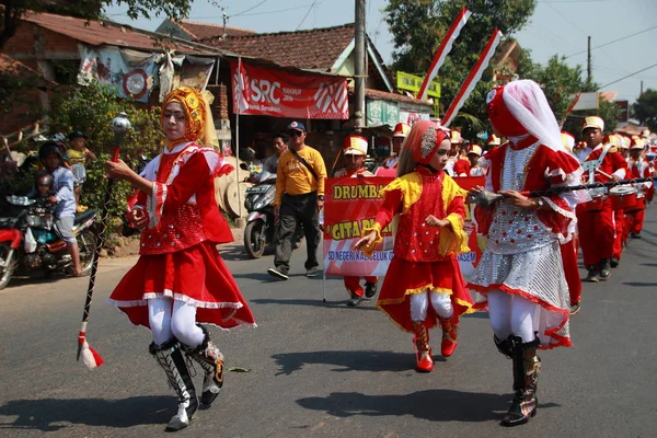 Endonezya Cumhuriyeti Yıldönümü Töreninde Gençler Tarafından Geleneksel Kültürel Kostümlerin Bir — Stok fotoğraf