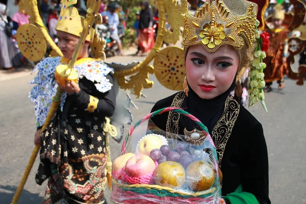 Parada Tradycyjnych Kostiumów Kulturalnych Przez Młodych Ludzi Gie Uroczystości Rocznicowej — Zdjęcie stockowe