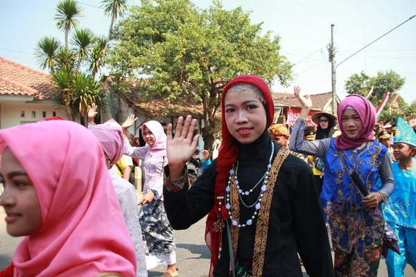 Parad Traditionella Kulturella Kostymer Unga Människor 74Th Republiken Indonesien Årsdagen — Stockfoto