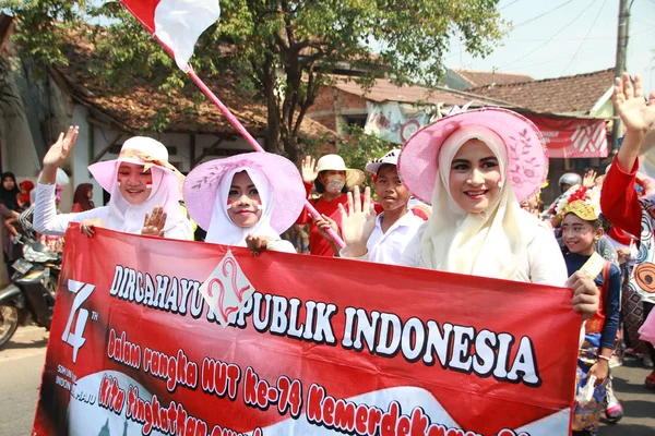 Parad Traditionella Kulturella Kostymer Unga Människor 74Th Republiken Indonesien Årsdagen — Stockfoto