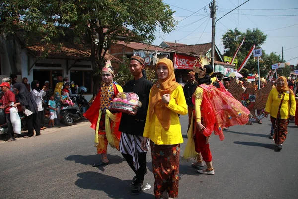 Parad Traditionella Kulturella Kostymer Unga Människor 74Th Republiken Indonesien Årsdagen — Stockfoto