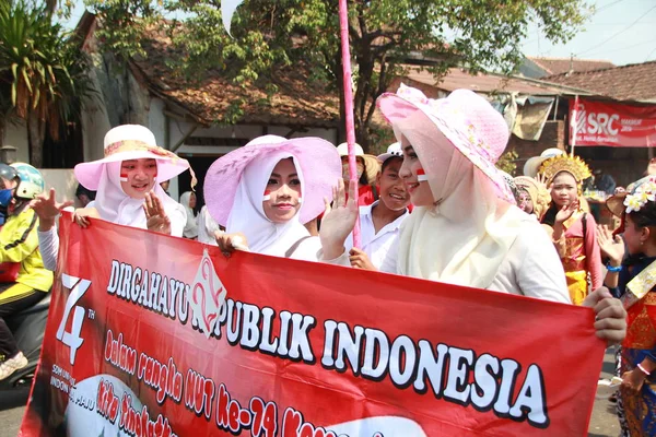 Felvonulás Hagyományos Kulturális Jelmezek Fiatalok Indonéz Köztársasági Évforduló Ünnepség Batang — Stock Fotó