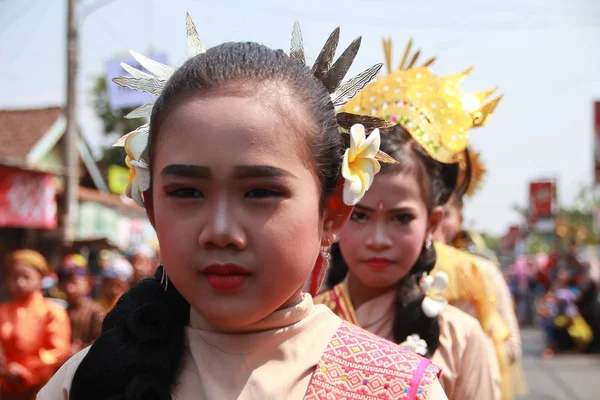 Eine Parade Traditioneller Kultureller Trachten Von Jungen Menschen Bei Der — Stockfoto