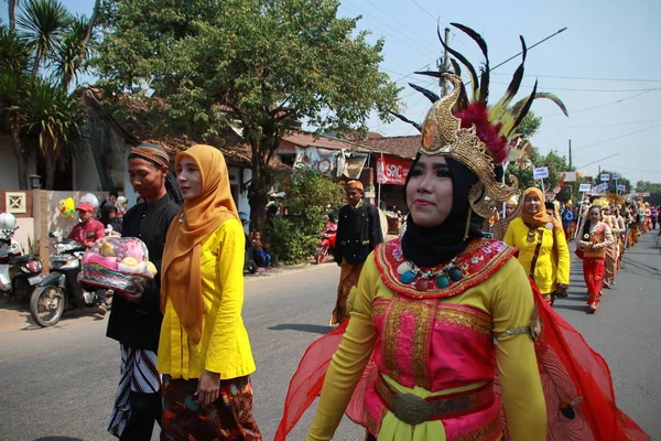 Felvonulás Hagyományos Kulturális Jelmezek Fiatalok Indonéz Köztársasági Évforduló Ünnepség Batang — Stock Fotó