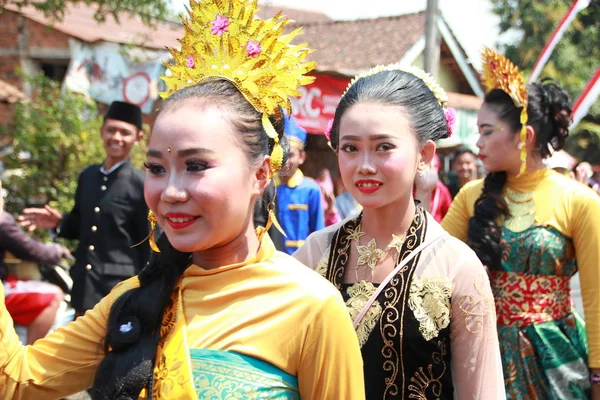 Een Parade Van Traditionele Culturele Kostuums Door Jongeren 74E Republiek — Stockfoto