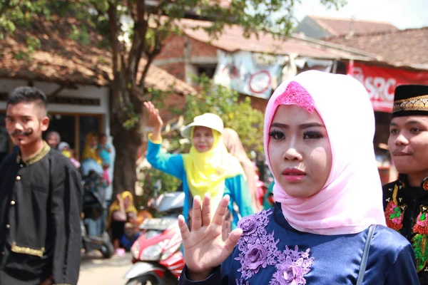 Sebuah Parade Kostum Budaya Tradisional Oleh Kaum Muda Pada Upacara — Stok Foto