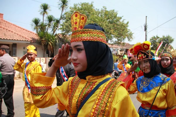 Een Parade Van Traditionele Culturele Kostuums Door Jongeren 74E Republiek — Stockfoto